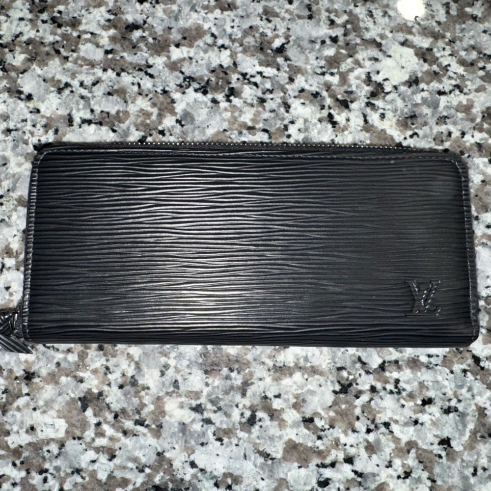 Louis Vuitton Black Zippy Wallet in Épi Leather
